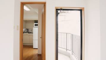 Kamar Triple Comfort, 1 Tempat Tidur King dengan tempat tidur Sofa, Bebas Asap Rokok, dapur kecil | Tirai kedap cahaya dan Wi-Fi gratis