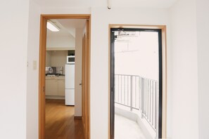 Kamar Triple Comfort, 1 Tempat Tidur King dengan tempat tidur Sofa, Bebas Asap Rokok, dapur kecil | Tirai kedap cahaya dan Wi-Fi gratis