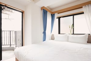 Quarto triplo conforto, 1 cama King e sofá-cama, para não fumantes, cozinha americana | Cortinas blackout, Wi-Fi de cortesia