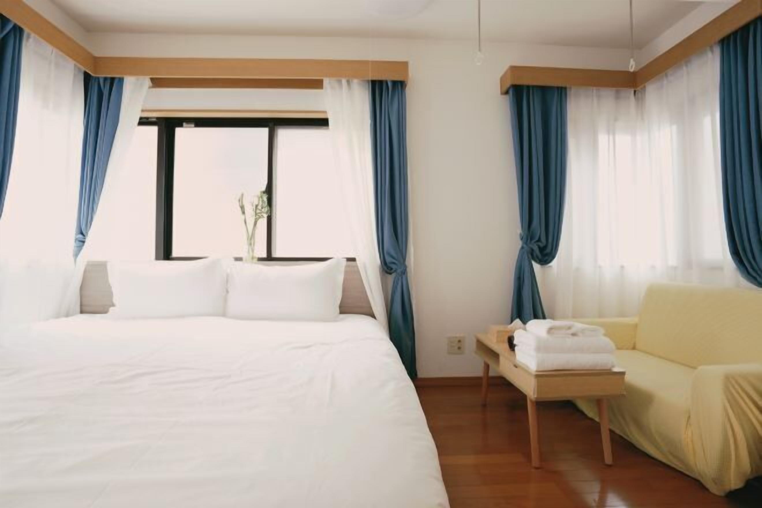 Blackout drapes, free WiFi