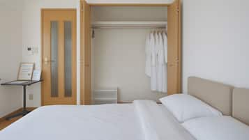 Business tweepersoonskamer, 1 queensize bed, niet-roken, balkon | Verduisterende gordijnen, gratis wifi