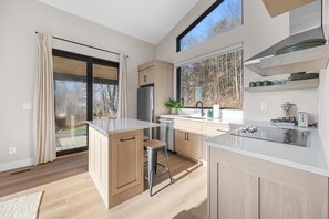 Jääkaappi, mikroaaltouuni, uuni, liesi