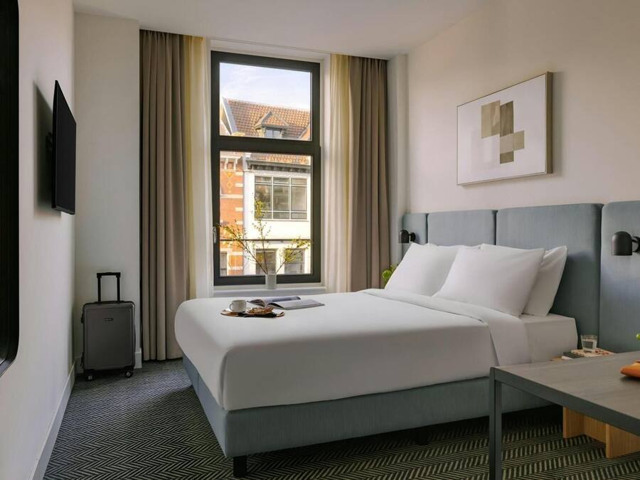 Deluxe tweepersoonskamer, 1 queensize bed | Een kluis op de kamer, verduisterende gordijnen, gratis wifi