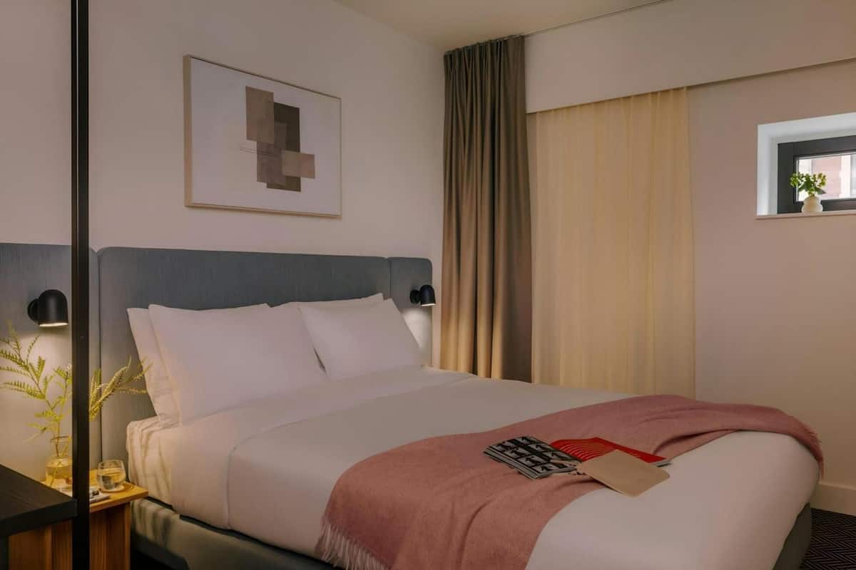Comfort Twin Room - Semi Basement | Öryggishólf í herbergi, myrkratjöld/-gardínur