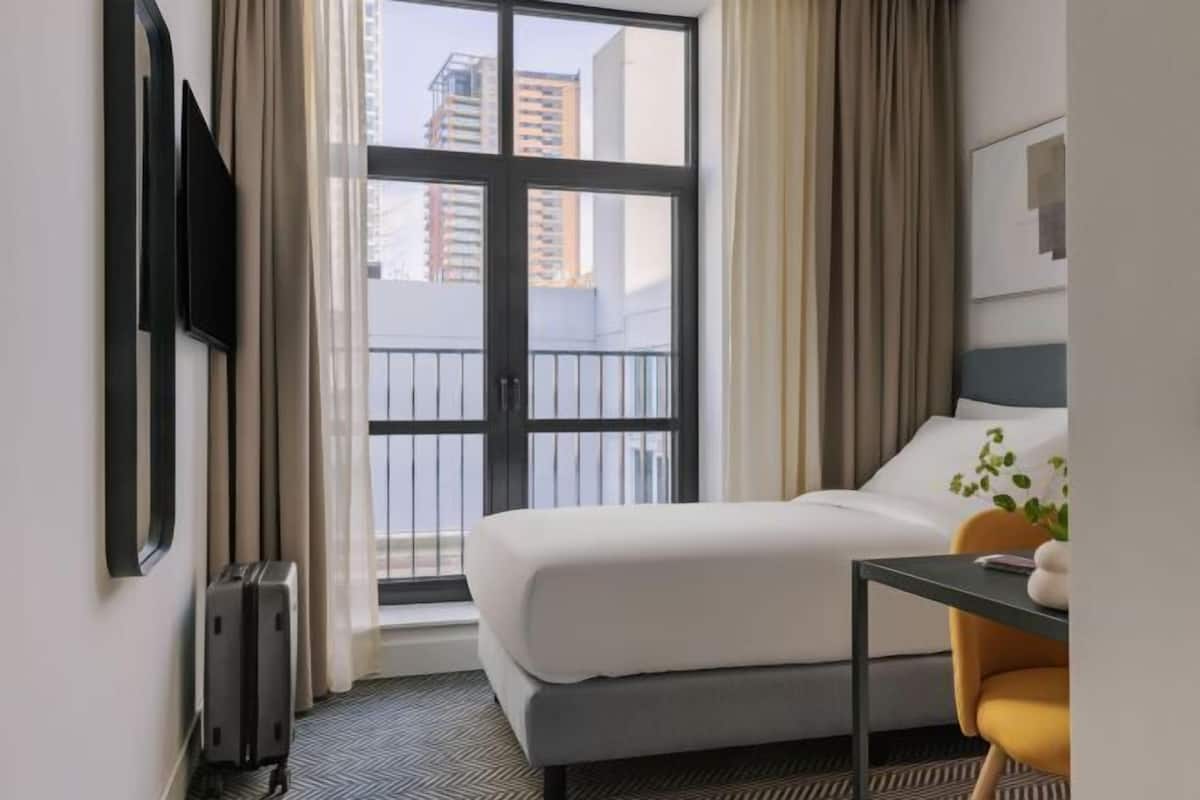 In-room safe, blackout drapes, free WiFi