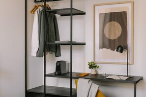 Caja de seguridad en la habitación, cortinas blackout y wifi gratis 