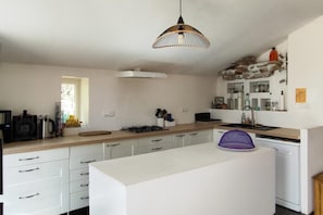 KĂŒhlschrank, Mikrowelle, Ofen, Herdplatte