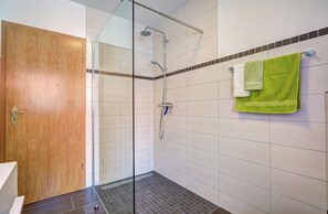Shower, hair dryer, soap, toilet paper - Vacation apartment in a beautiful, quiet location, away from the hustle and bustle, child-friendly (Heringsdorf)