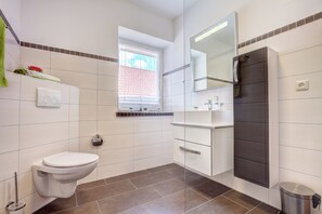 Regadera, secadora de cabello, jabón, papel de baño 