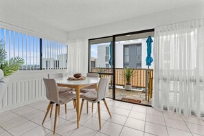 Dining - Moffat Beach, Clean, Comfy, Ocean Views (Sunshine Coast)