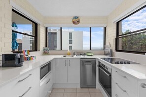 Fridge, microwave, oven, stovetop - Moffat Beach, Clean, Comfy, Ocean Views (Sunshine Coast)