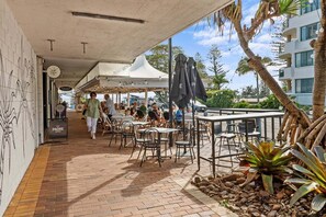 Outdoor dining - Moffat Beach, Clean, Comfy, Ocean Views (Sunshine Coast)