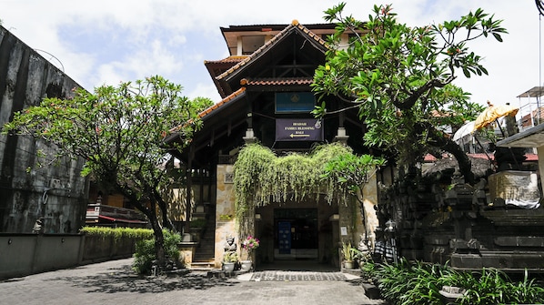 Vista frontal de la propiedad