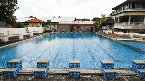 Una piscina con un letrero que dice "MAHA JAYA Piscina".