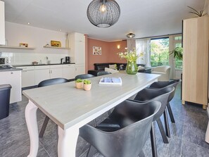 Dining - Holiday home in a park with a swimming pool (Baarland)
