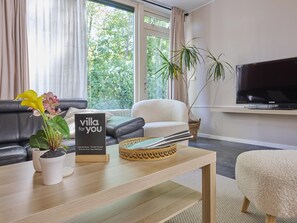TV - Holiday home in a park with a swimming pool (Baarland)