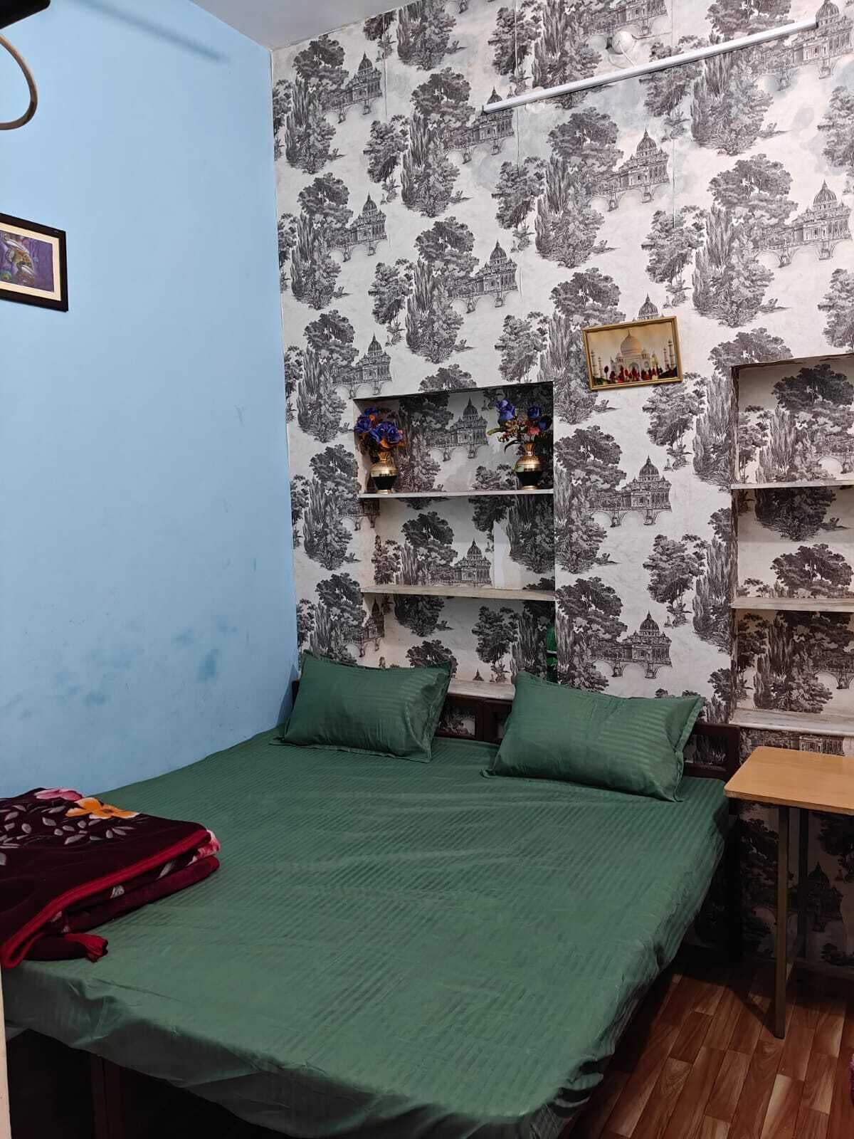 基础双人房或双床房 | 办公桌