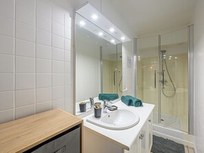 Bathroom - Les Néréïdes by Interhome (Quiberon)