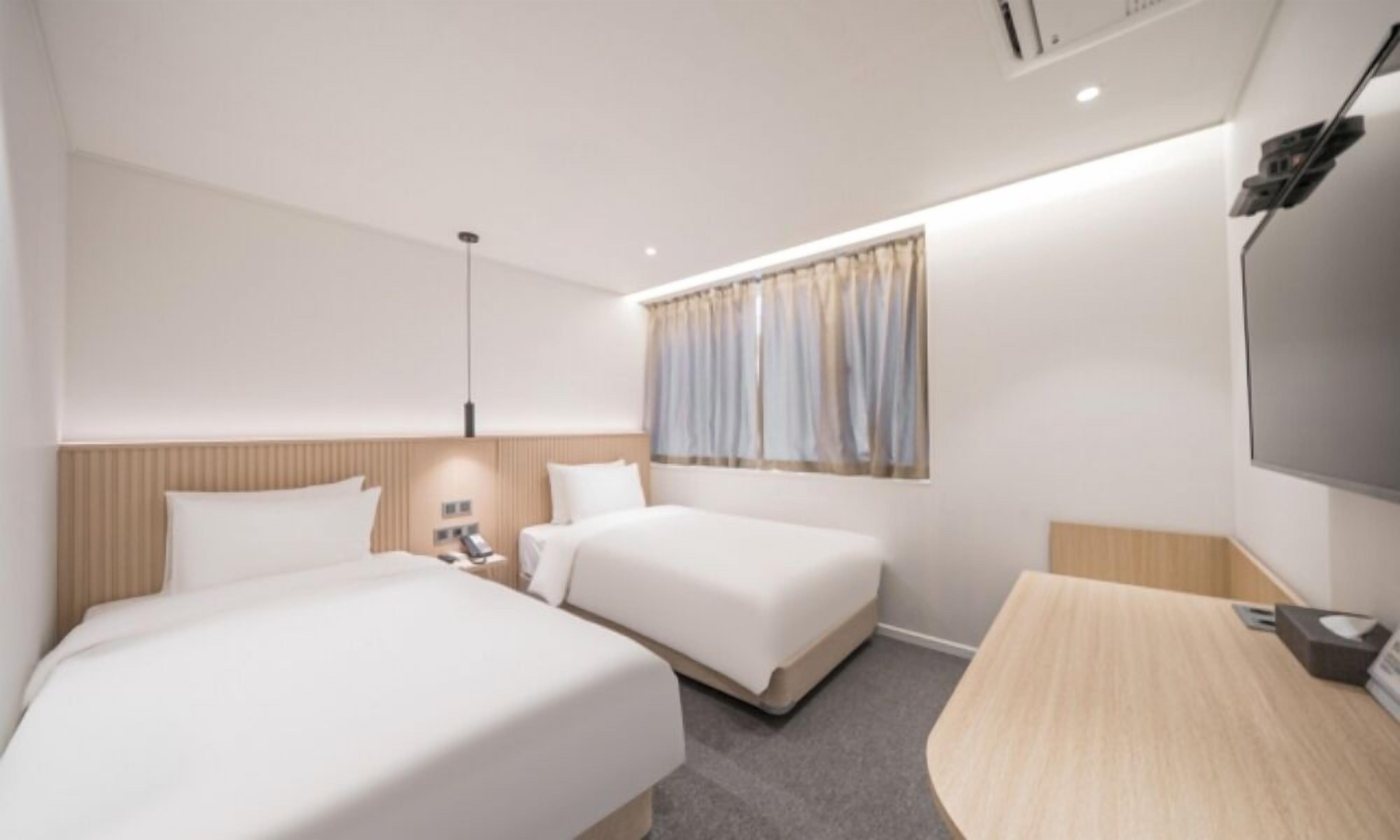 Superior Twin Room | Desk, laptop workspace, free WiFi