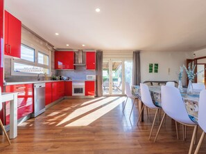 Fridge, microwave, oven, dishwasher - Villa Malaga by Interhome (Salou)