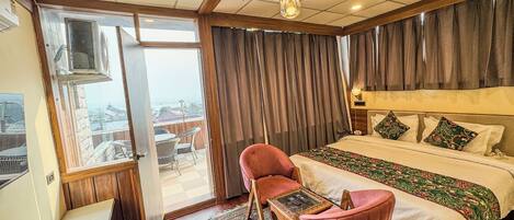 办公桌、免费 WiFi