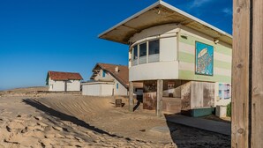 Een gebouw aan het strand met een bord waarop 'MAEVA SURF CLUB' staat.
