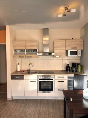 Jääkaappi, mikroaaltouuni, uuni, liesi