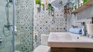 Shower, hair dryer, towels, soap - Indigo Apartment Corfu by Corfuescapes (Kerkira)