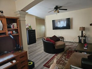 Living area - Terrific 2-bedroom house with AC and POOL in charming Richmond (Richmond)