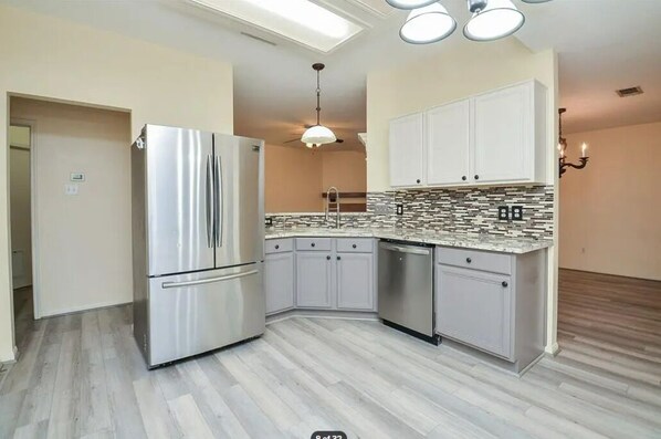 Private kitchen - Terrific 2-bedroom house with AC and POOL in charming Richmond (Richmond)
