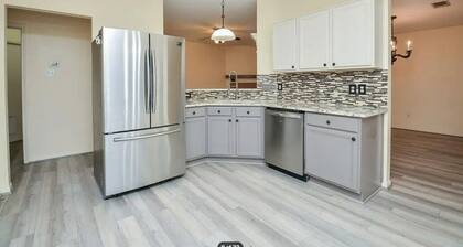 Terrific 2-bedroom house with AC and POOL in charming Richmond