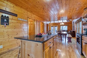 Interior - Game Room, Arcade, Theater, Hot Tub • Near Pigeon Forge | Skycrest by AvantStay (Sevierville)