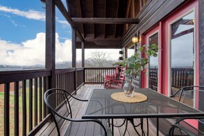 Outdoor dining - Game Room, Arcade, Theater, Hot Tub • Near Pigeon Forge | Skycrest by AvantStay (Sevierville)