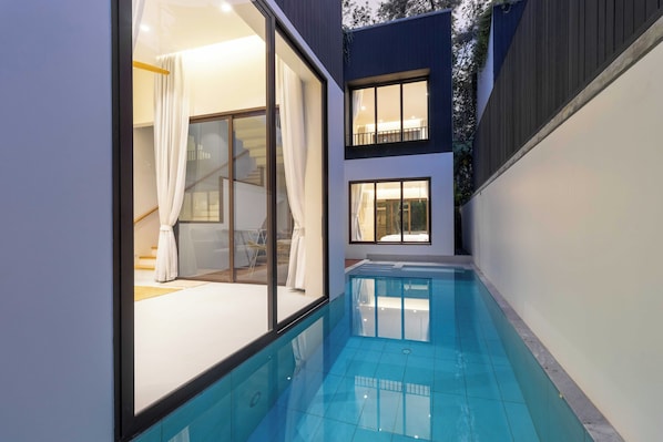 Hồ bơi ngoài trời