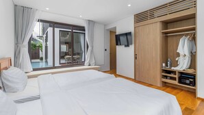 Ein modernes Hotelzimmer mit einem großen Bett, einem Holzschrank, einem Fernseher und Blick auf einen Swimmingpool.