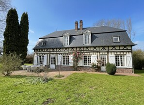 Exterior - The domain of love (Saint-Vincent-du-Boulay)