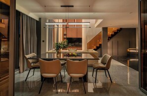 Basic-Apartment, Balkon, Stadtblick | Schreibtisch, laptopgeeigneter Arbeitsplatz, schallisolierte Zimmer