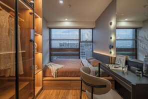 Eenvoudig appartement, balkon, uitzicht op stad | Een bureau, een laptopwerkplek, geluiddichte muren, gratis wifi
