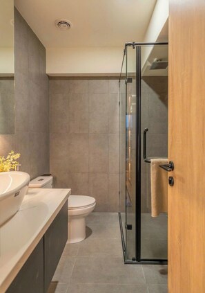 Eenvoudig appartement, balkon, uitzicht op stad | Badkamer | Een douche, gratis toiletartikelen, pantoffels, handdoeken