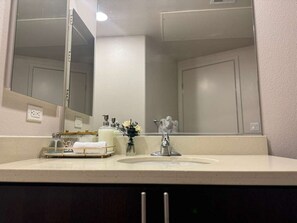 Hiustenkuivaaja, pyyhkeet, saippua, vessapaperi