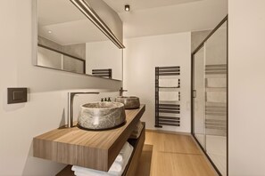 A modern bathroom with a wooden vanity, two marble sinks, a large mirror, and a glass shower enclosure. - Lakeside Lodges - Cottage for 6 people in Jalhay (Jalhay)