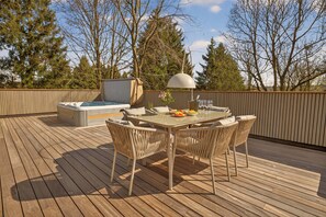 A wooden deck with a table and chairs, a small outdoor heater, and a lamp. - Lakeside Lodges - Cottage for 6 people in Jalhay (Jalhay)