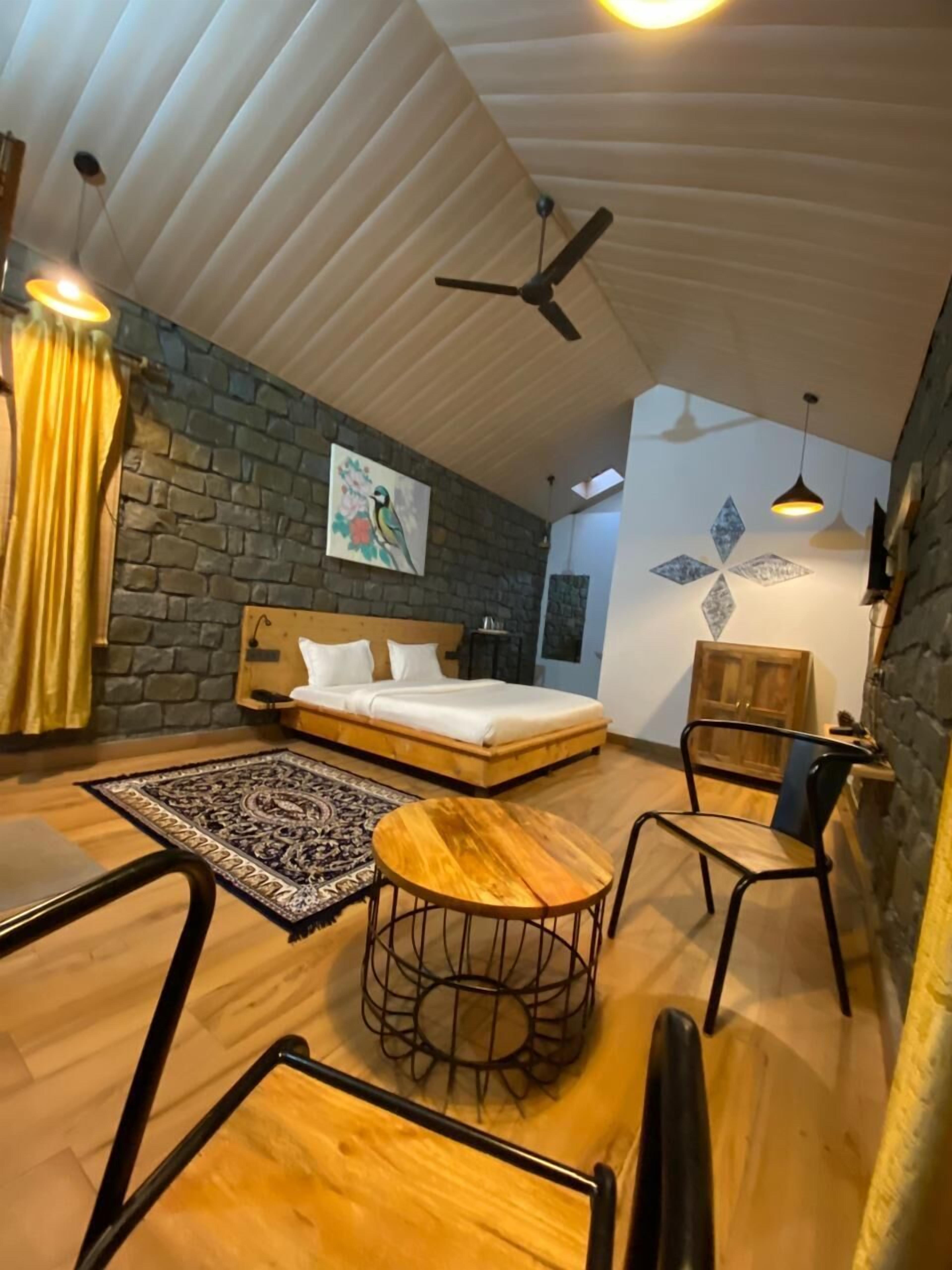 Deluxe Room | Rollaway beds, free WiFi, bed sheets