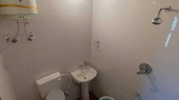 Family Room | Bathroom | Shower, soap, shampoo