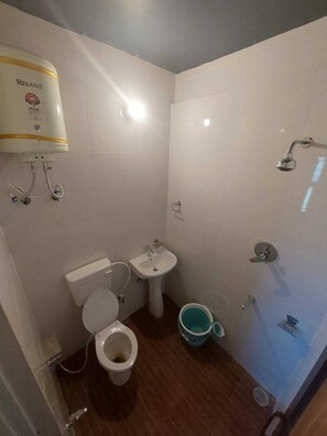 Habitación familiar | Baño | Regadera, jabón, shampoo 