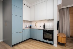 アパートメント (45) | 専用キッチン | 冷蔵庫、コンロ、電気ポット、調理 器具と食器