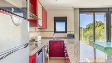 Frigorifero, microonde, forno, piano cottura