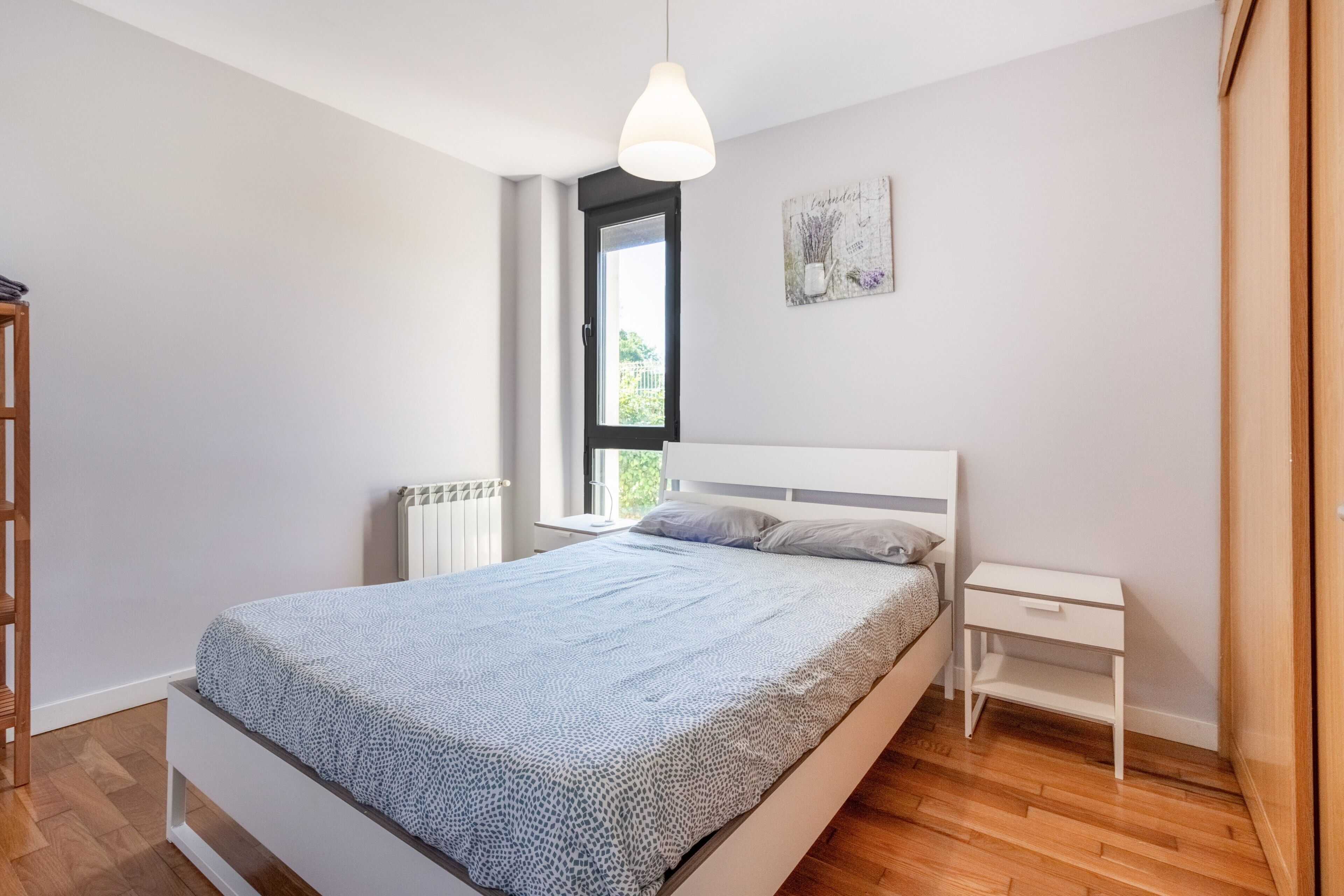 Tabla de planchar con plancha, wifi, ropa de cama