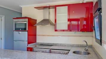 Frigorífico, microondas, horno y placa de cocina