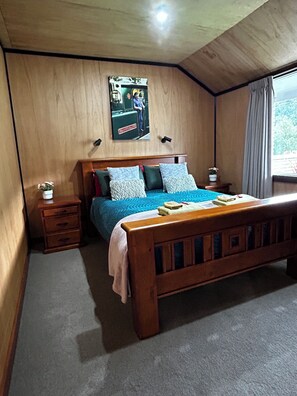 Planxa i posts de planxar, wifi gratuïta i roba de llit 